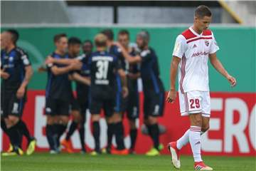 Ingolstadts Thorsten Röcher (r) lässt nach dem Treffer der Paderborner zur 1:0-Führung den Kopf hängen. Foto: Friso Gentsch