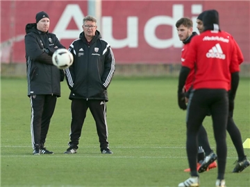 Ingolstadts Trainer Maik Walpurgis (mit Mütze) beobachtet seine Spieler beim Wintertraining. Foto: Daniel Karmann