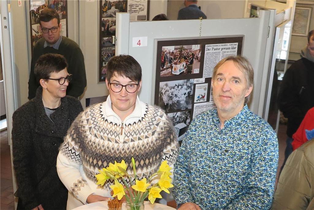 Ausstellung im Heimatmuseum zeigt 100 Jahre Schubkarrenrennen Ingrid Brinkmann dankte Günter Gätzschmann für die Zusammenstellung der Exponate für die neue Ausstellung „100 Jahre Schubkarrenrennen“.