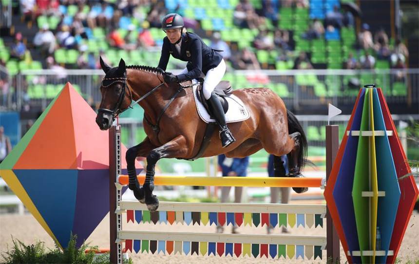 Silber: Vielseitigkeitsreiter holen erste Medaille Ingrid Klimke holte mit den deutschen Vielseitigkeitsreitern Silber.