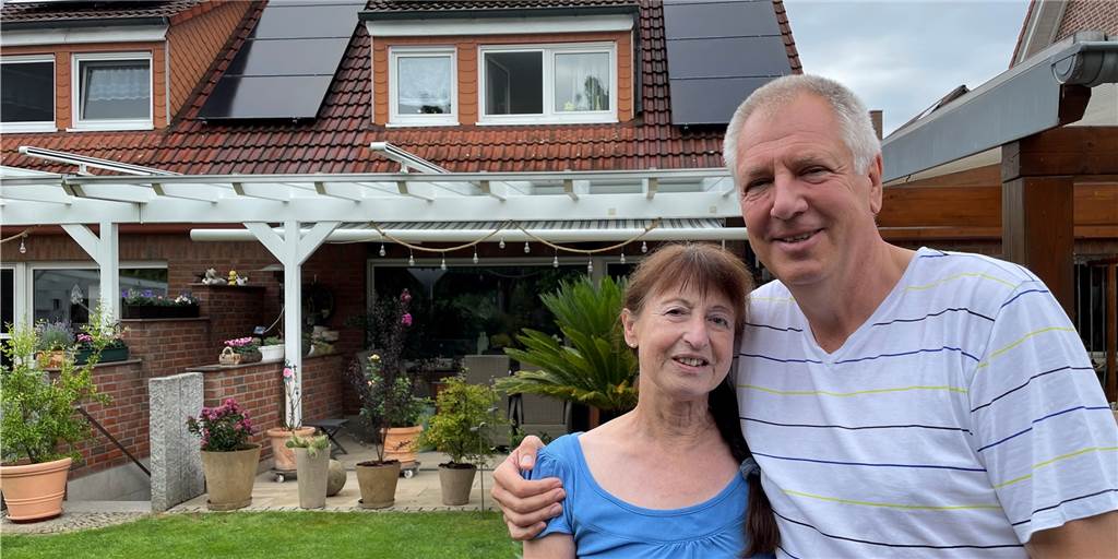 Der Energiekrise trotzen: Castrop-Rauxeler Ehepaar hat viel investiert Ingrid Klinger und Jörg Potowski stehen in ihrem Garten. Im Hintergrund sind die Terrasse und das Dach mitsamt der PV-Anlage zu sehen.
