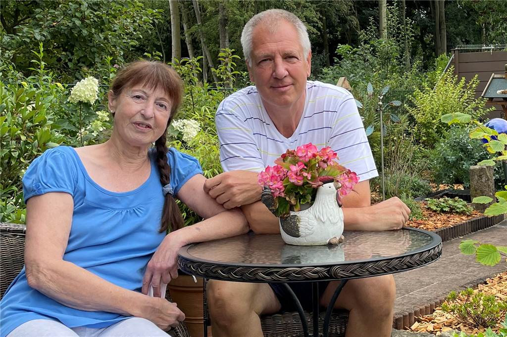 Der Energiekrise trotzen: Castrop-Rauxeler Ehepaar hat viel investiert Ingrid Klinger und Jörg Potowski sitzen in ihrem Garten.