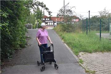 Ingrid Kutschera muss entweder einen Strecke mit Hindernissen - wie hier eine steile Rampe - oder einen langen Umweg in Kauf nehmen, um von ihrer Wohnung zur Evinger Straße zu kommen.