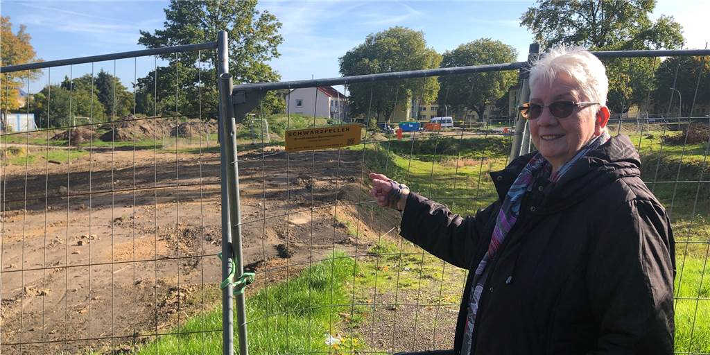 Ingrid Kutschera wünscht sich eine bessere Fußwegeverbindung zwischen der Siedlung um den Budbergweg und der Ebinger Straße. Hier - unweit der Star-Tankstelle - könnte sie sich einen Trampelpfad vorstellen