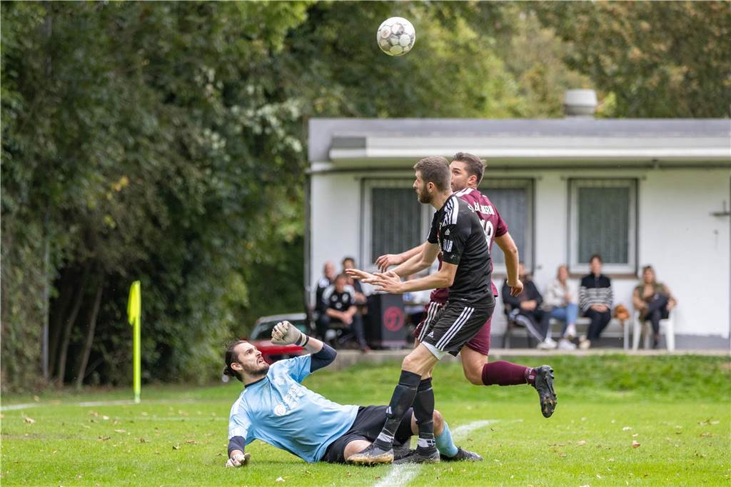 BR Billmerich verbockt den Derbysieg-Doppelpack: Afferde dreht Partie Ingvar Busch, Marvin Brekmes und Pascal Krysteck kämpfen um den Ball.