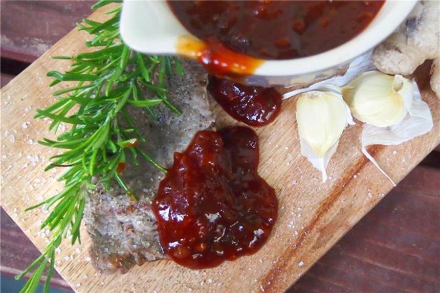 Rezept für Barbecue-Soße Ingwer, Sojasoße, Knoblauch, Ketchup und Zucker: Daraus lässt sich schnell eine Grillsoße selbst kochen. Foto: Doreen Hassek