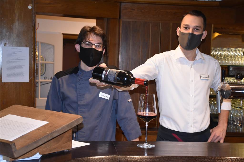 Inhaber Federico Romanato (links) und Kellner Francesco Farano dürfen vorerst nur noch bis 23 Uhr Rotwein ausschenken. Grund dafür ist die coronabedingte Sperrstunde.