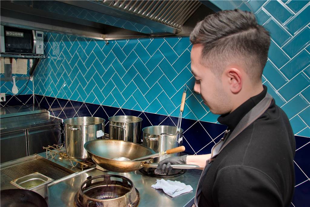Asiatisches Restaurant im alten „Köpi“: Fine Dining für die breite Masse Inhaber Linh Nguyen ist selbst in der Küche aktiv. Dieser Wok, erzählt er, sei übrigens eine Spezialanfertigung: Er würde wesentlich schneller heiß als andere.