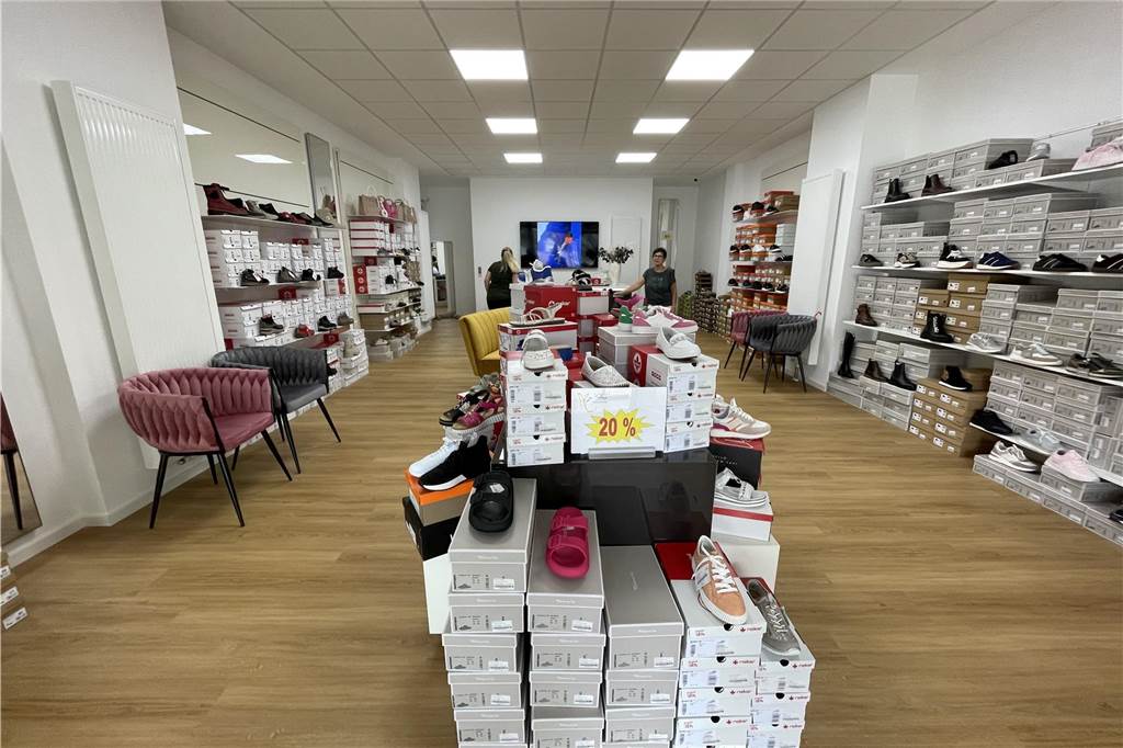 Ein Blick in das neue Schuhgeschäft in Dortmund-Mengede.