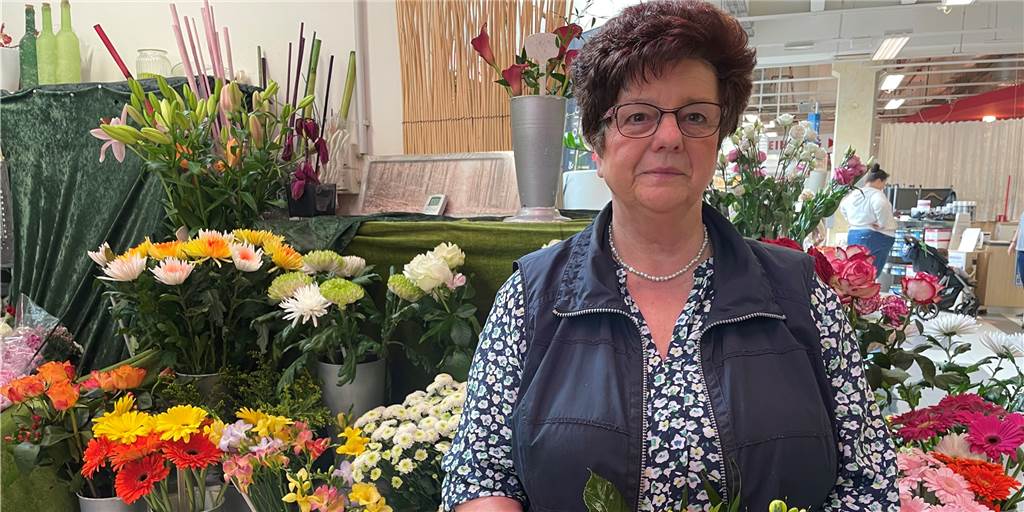 Nach Aus im Hornecenter Werne: Blumen Jasmin zieht an einen bekannten Platz in Werne um Frau vor Blumen