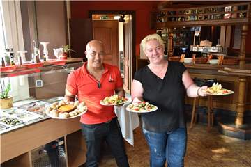 Inhaberin Karina Matthes de Vasquez präsentiert mit ihrem Mann und Koch Fabio Vasquez Morrobel verschiedene Tapas-Gerichte vorm Büfett.