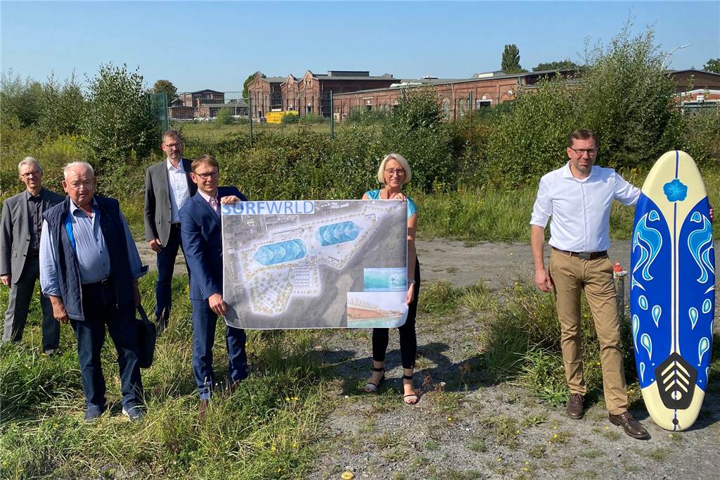 Finanzspritze für Surfworld in Werne: „Wir sind auf einem guten Weg“ Initiator Dr. Michael Detering (r.) stellte die Pläne für die Surfworld auf dem einstigen Zechengelände in Werne im September 2020 vor.