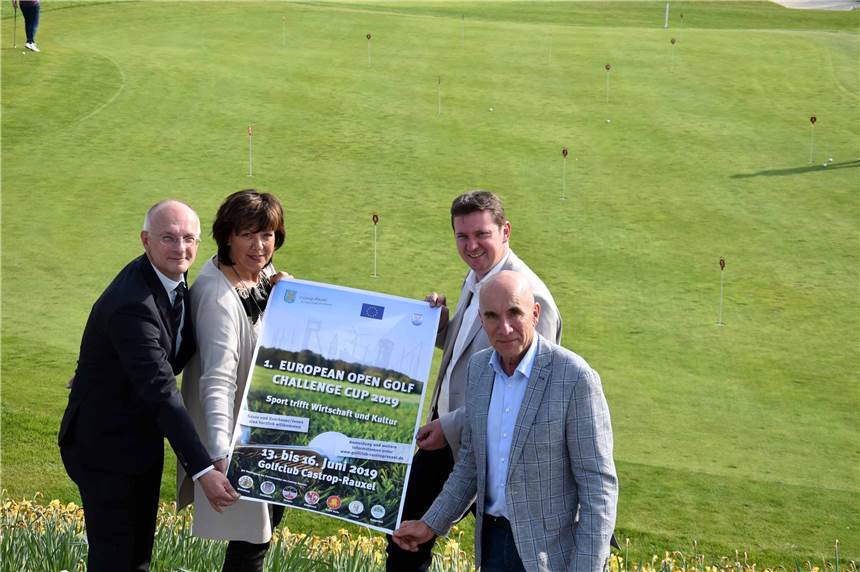 Initiator Frank Vogt (v.l.), Städtepartnerschafts-Beauftragte Edith Delord, Bürgermeister Rajko Kravanja und Wolfgang Dressler, Vorsitzender des Golfvereins, stellen das Turnier vor.