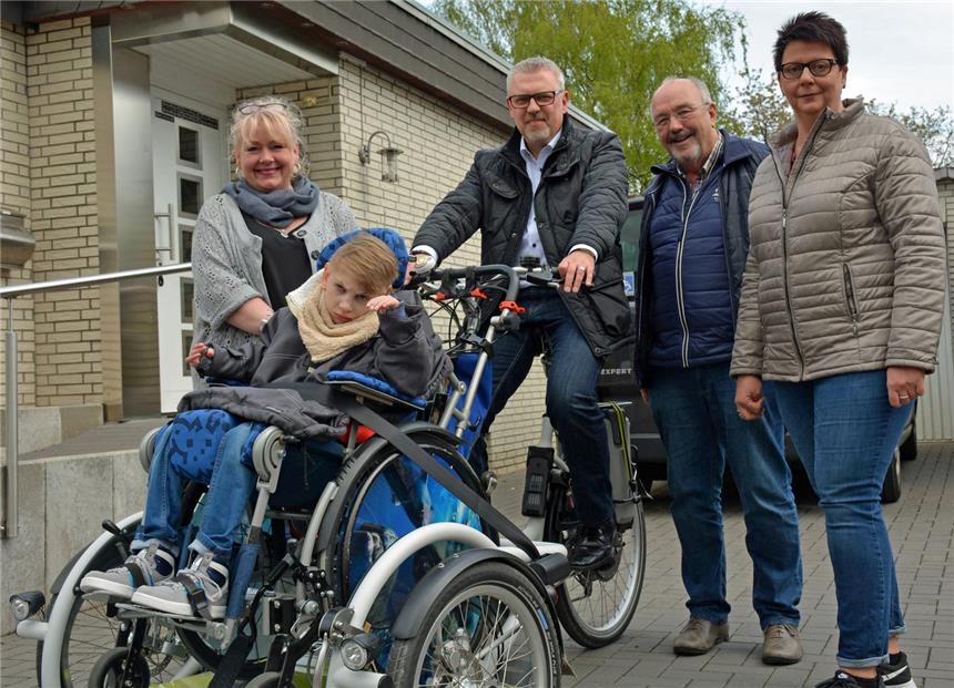 Yannick hat jetzt ein Spezialfahrrad Initiatorin Petra Meschke-Turay (l.), Norbert Holz (Mr. Trucker Kinderhilfe, 2.v.r.) und die Eltern Beatrix und Carsten Kulla freuen sich, dass für den mehrfachbehinderten Yannick Kulla (12) mithilfe von Spendengeldern ein Spezialfahrrad angeschafft werden konnte.