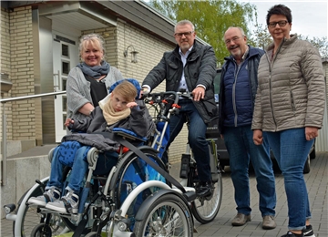 Initiatorin Petra Meschke-Turay (l.), Norbert Holz (Mr. Trucker Kinderhilfe, 2.v.r.) und die Eltern Beatrix und Carsten Kulla freuen sich, dass für den mehrfachbehinderten Yannick Kulla (12) mithilfe von Spendengeldern ein Spezialfahrrad angeschafft werden konnte.