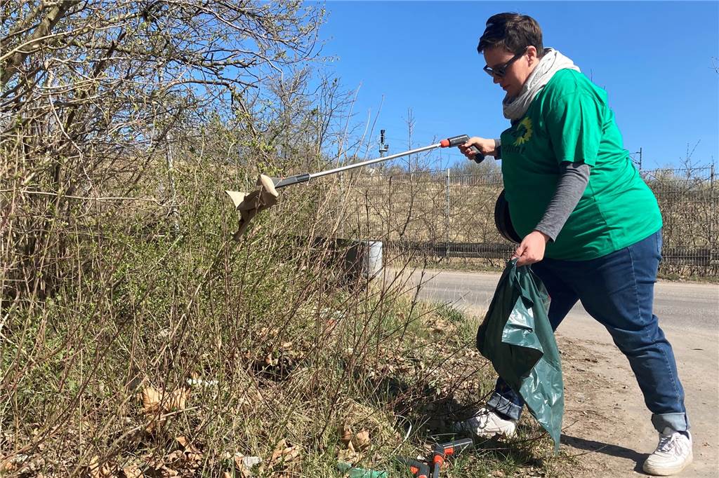 Initiatorin Tessa Schächter von den Grünen sammelt am Sonntag Müll am Brückenkamp. Die Straße zur GWA Deponie ist einer der Hotspots für wilde Müllkippen in Lünen.