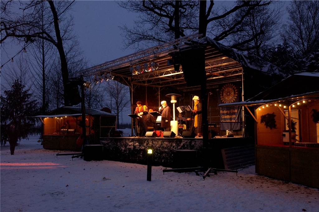 Rotary-Benefizkonzert kann endlich wieder stattfinden Inmitten der weihnachtlichen Atmosphäre sorgt das Konzert alljährlich für eine ganz besondere Stimmung am Schmücker Hof.