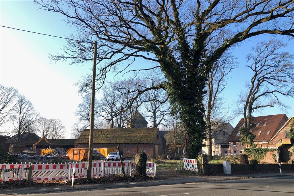 Nach Abriss entsteht auf alter Halterner Hofstelle neue Wohnsiedlung Inmitten des Ortskerns von Lippramsdorf wird eine ein Hektar große, vormals landwirtschaftlich genutzte Fläche, mit Häusern und Eigentumswohnungen bebaut. Im Hintergrund: die Lambertus-Kirche.