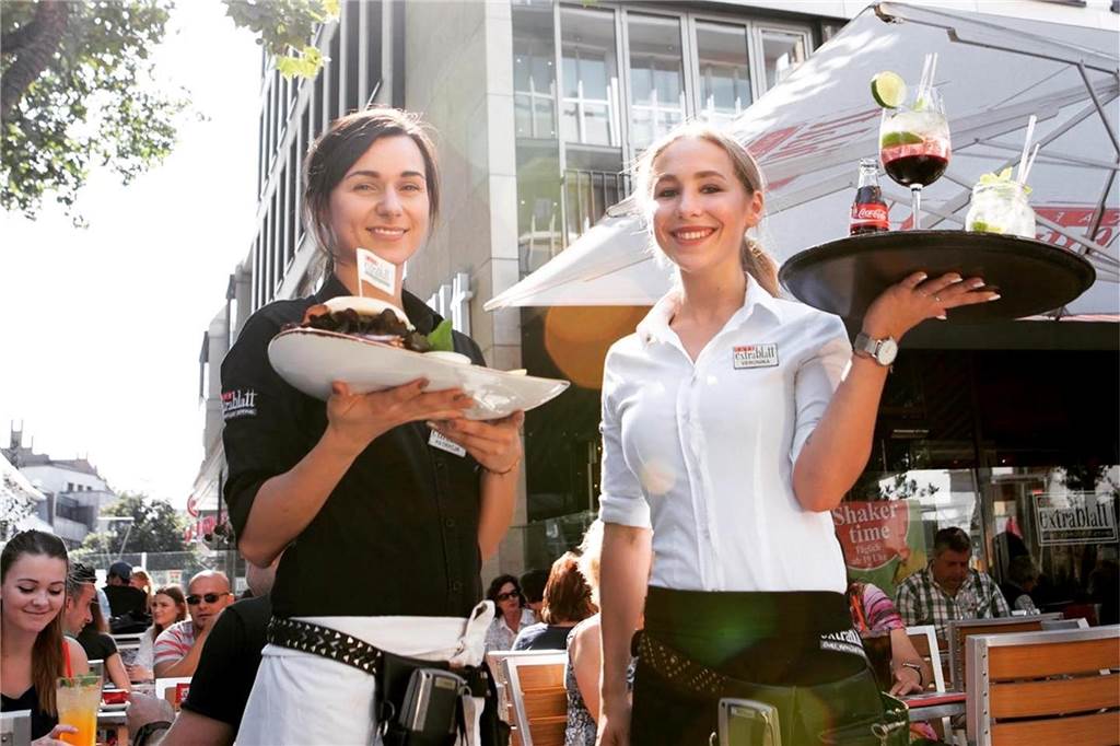 Innen und außen, essen und trinken, Frühstück und Cocktails: Die Produktpalette in den Filialen des Cafés Extrablatt ist weit. Über 100 Lokale dieser Gastro-Kette aus Emsdetten gibt es, die meisten in Deutschland, aber auch drei in Marokko und eines in Südafrika.