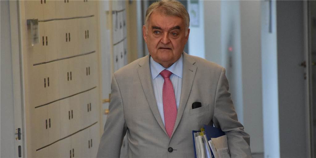 Re-Live aus Düsseldorf: Minister Reul verliert nach vielen Fragen die Geduld Innenminister Herbert Reul (CDU) im NRW-Landtag