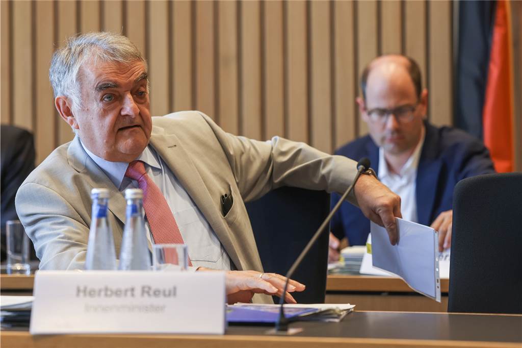 Haben Polizisten im Fall Mouhamed D. gegen Dienstvorschriften verstoßen? Innenminister Herbert Reul, kündigte am 27. Oktober im NRW-Innenausschuss an, dass man den Nutzen des Tasers intensiv prüfen werde.
