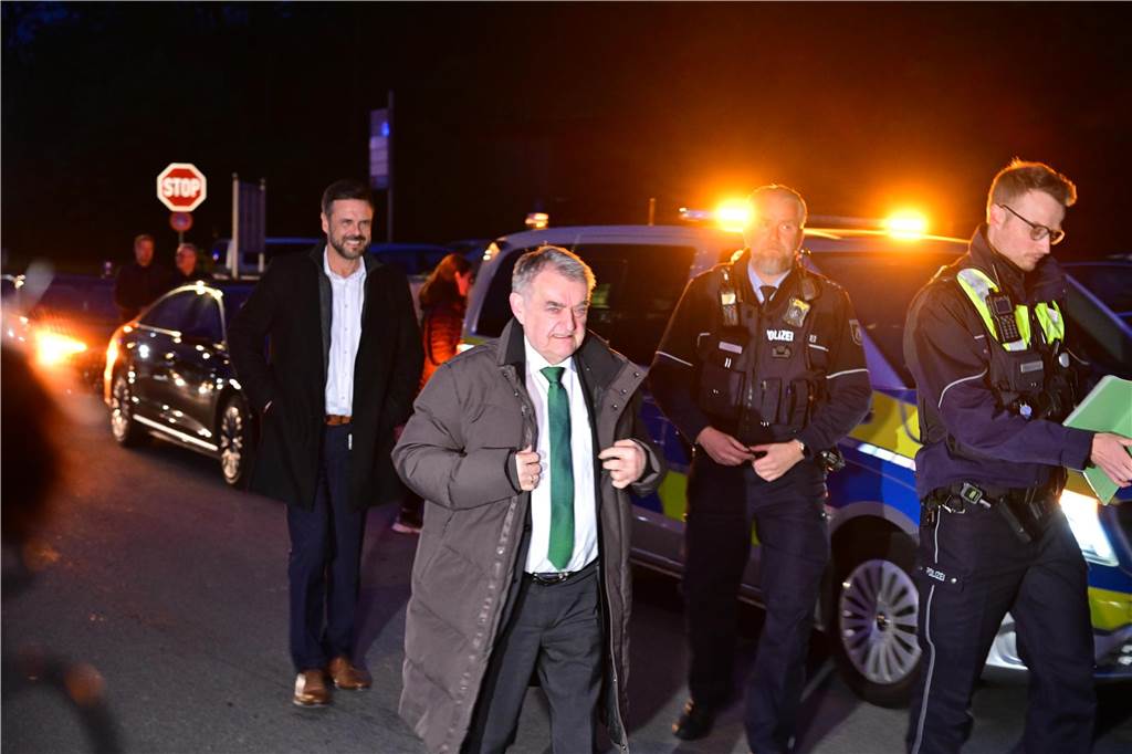 Innenminister Herbert Reul machte sich selbst ein Bild von der Lage im und rund um den Saunaclub Penelope.