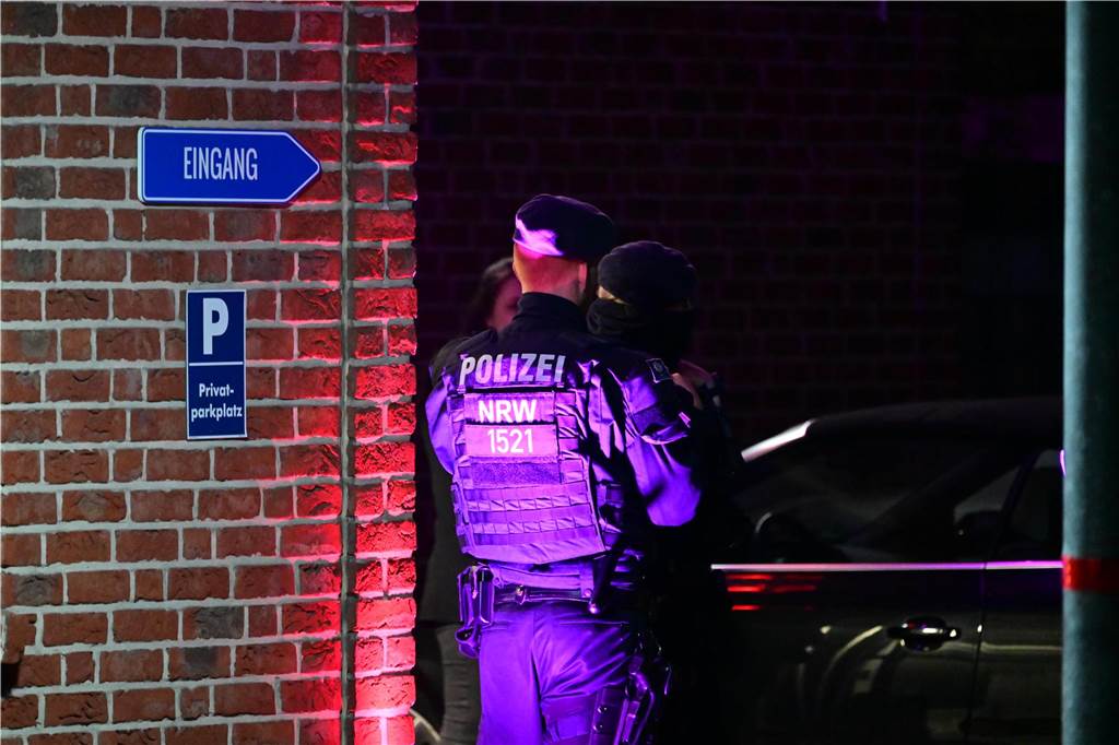 Innenminister Herbert Reul machte sich selbst ein Bild von der Lage im und rund um den Saunaclub Penelope.