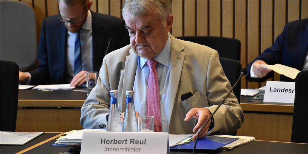 „Die Wahrheiten werden nicht besser, wenn man sie zum fünften Mal vorliest!“ Innenminister Herbert Reul stellte am Donnerstag (8.9.) Veränderungen bei der Polizei nach dem Einsatz in Dortmund in Aussicht.