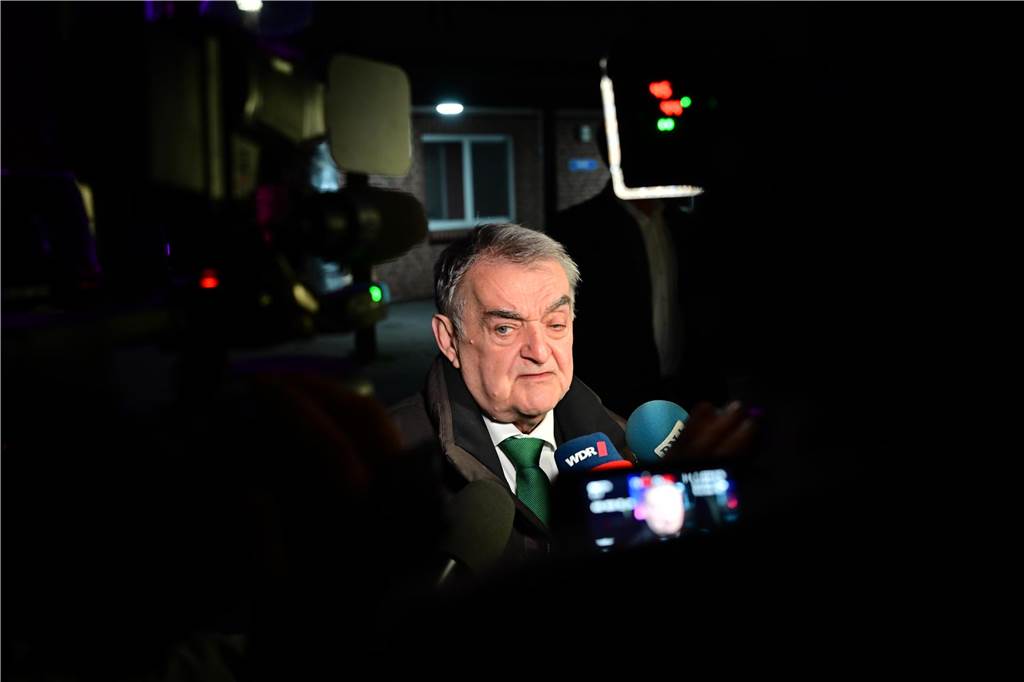 Innenminister Herbert Reul war bei der Polizeirazzia vor Ort und sprach hinterher mit den Journalisten, unter anderem mit unserer Redaktion.