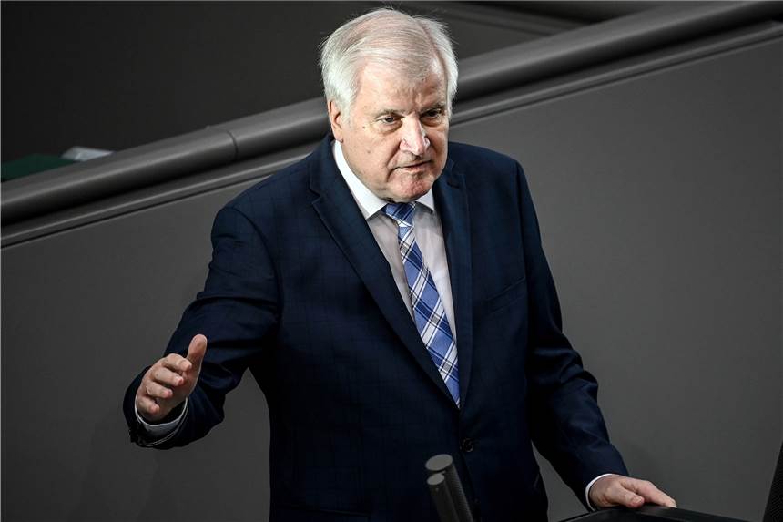 Trotz rechtsextremen Netzwerk bei Polizei: Seehofer will weiter keine Studie zu Rassismus Innenminister Horst Seehofer (CSU) sieht weiterhin keine Notwendigkeit für eine Studie zu Rassismus in der Polizei.