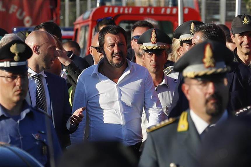 Auf den Trümmern einer Brücke: die Bühne der Populisten Innenminister Matteo Salvini (M.) macht die EU-Defizitregeln für den Brückeneinsturz mitverantwortlich - Brüssel sagt: Das ist Unsinn. Foto: