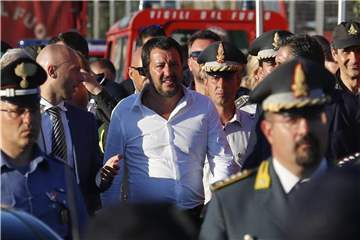 Innenminister Matteo Salvini (M.) macht die EU-Defizitregeln für den Brückeneinsturz mitverantwortlich - Brüssel sagt: Das ist Unsinn. Foto: