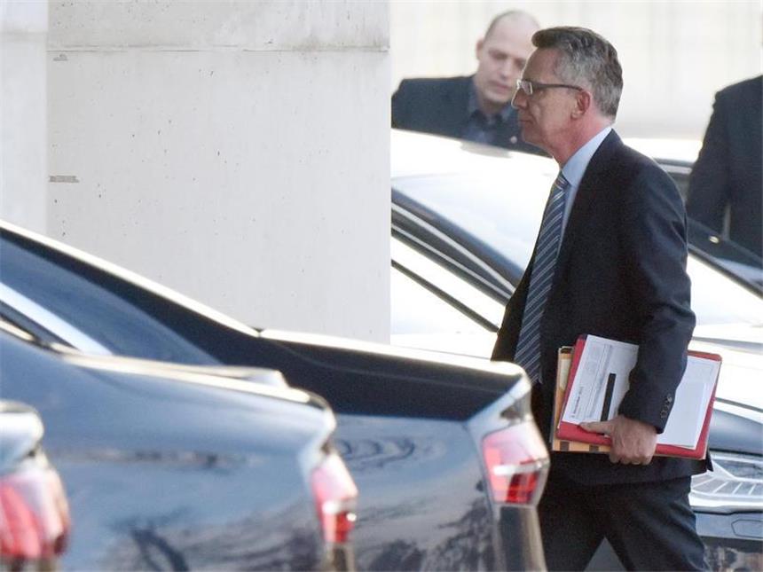 Union fordert immer lauter Beschränkungen für Syrien-Flüchtlinge Innenminister Thomas de Maiziere geht zum Koalitionsspitzentreffens zur Asylpolitik in das Bundeskanzleramt in Berlin. Foto: Rainer Jensen