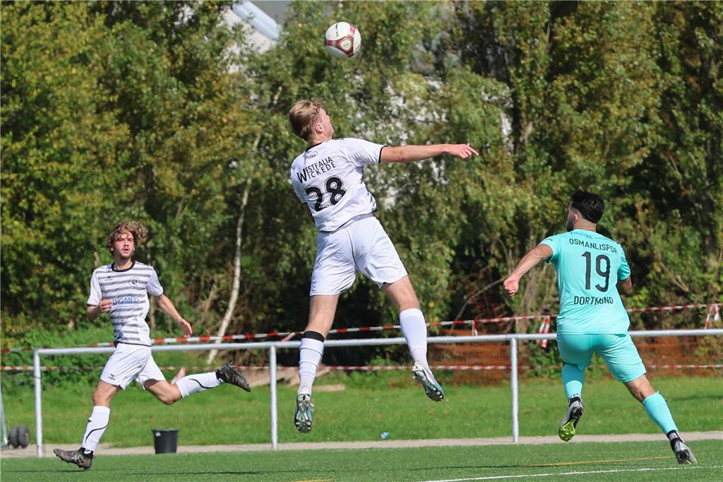 Bezirksliga-Schlusslicht gelingt Brustlöser: Innenverteidiger Moritz Adams (M.) erzielte für den BV Westfalia Wickede das wichtige Siegtor zum 2:1.