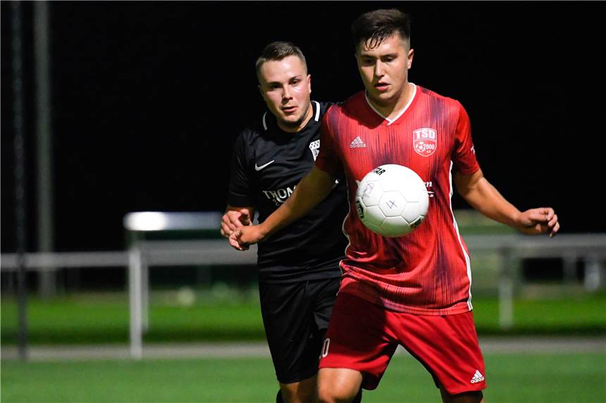 Türkspor Dortmund überrollt den BV Brambauer Innenvertidiger Lennart Pinnekämper (l.) und die BVB-Defensive standen gegen Türkspor Dortmund um Ozan Bektas unter dauerhaftem Druck.