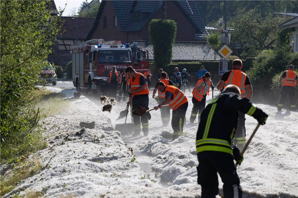 Einsatzkräfte der Polizei räumen eine Straße im Ortsteil Weitersroda von Hagel.