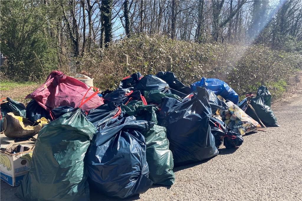 Innerhalb von einer Stunde waren am Brückenkamp schon rund 20 Säcke Müll zusammengekommen. Das Ergebnis der Sammelaktion entlang von etwa 200 Metern Straße.