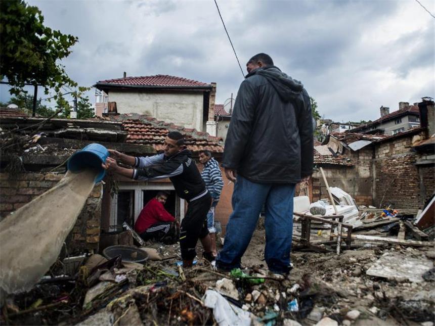 Mindestens 13 Tote bei Hochwasser in Bulgarien Innerhalb von Stunden regnete es so viel wie sonst im ganzen Monat. Foto: Stringer