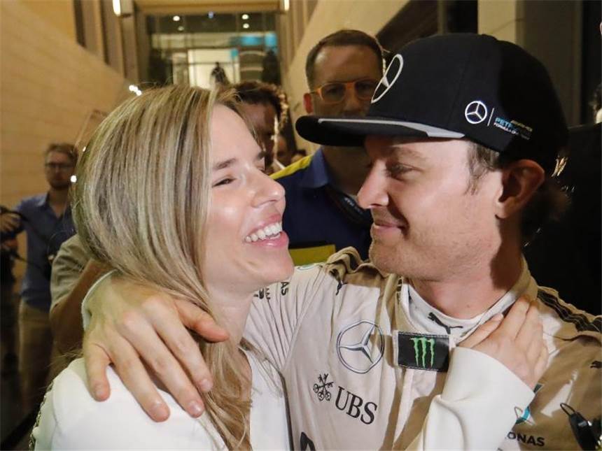 Rosberg feiert WM-Triumph im Zitter-Finale Innigste Gratulantin des neuen Weltmeisters Nico Rosberg ist Ehefrau Vivian. Foto: Valdrin Xhemaj