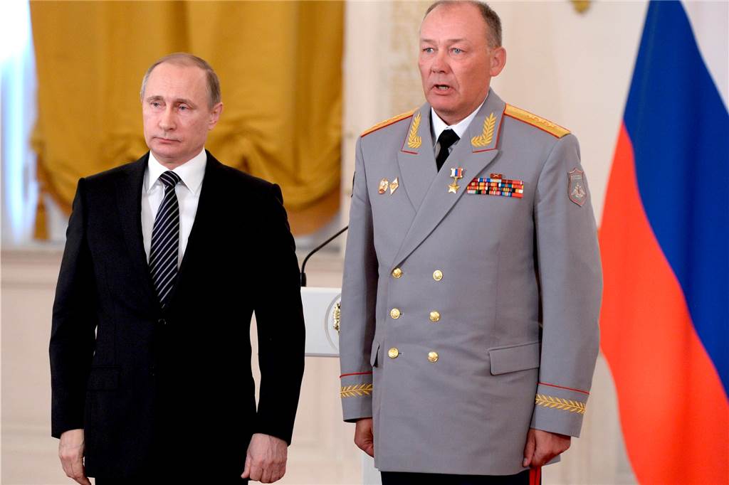 Fünf „frappierende Parallelen“: Putin regiert wie einst Iwan der Schreckliche Auf diesem Foto vom 17.03.2016 steht Wladimir Putin (l), Präsident von Russland, mit Generaloberst Alexander Dwornikow während einer Ernennungszeremonie im Moskauer Kreml.
