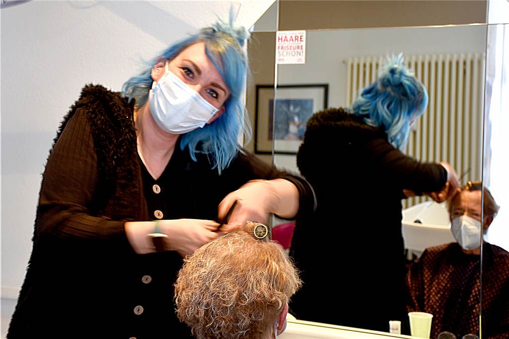 Friseure sind überglücklich über den Neustart nach dem Lockdown Innungsobermeisterin Sabine Etzrodt-Clermont freut sich, endlich wieder arbeiten zu können. Zwar nur unter strengen Vorschriften, aber die nimmt sie gerne in Kauf.