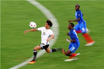Ins Aus gedribbelt: Leroy Sané (l.) wurde von Bundestrainer Joachim Löw aussortiert.