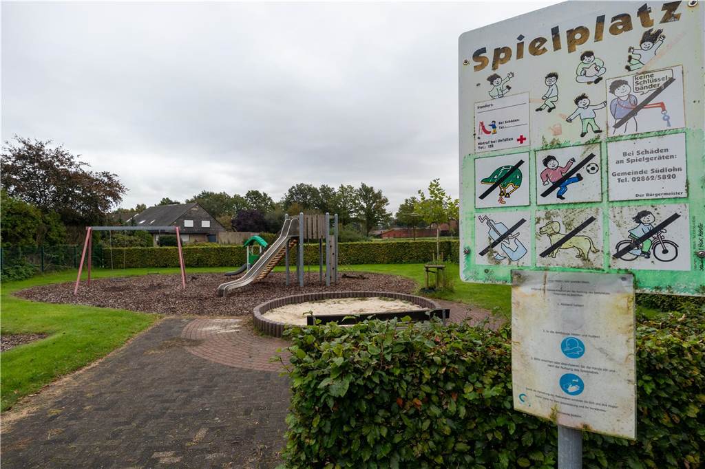 Südlohner Familien sammeln 238 Unterschriften für Spielplatzerhalt Ins Blickfeld geraten ist auch der Spielplatz Hämingskamp in Oeding. In der Nähe wurde jüngst der neue Spielplatz im Baugebiet Burloer Straße West eröffnet.
