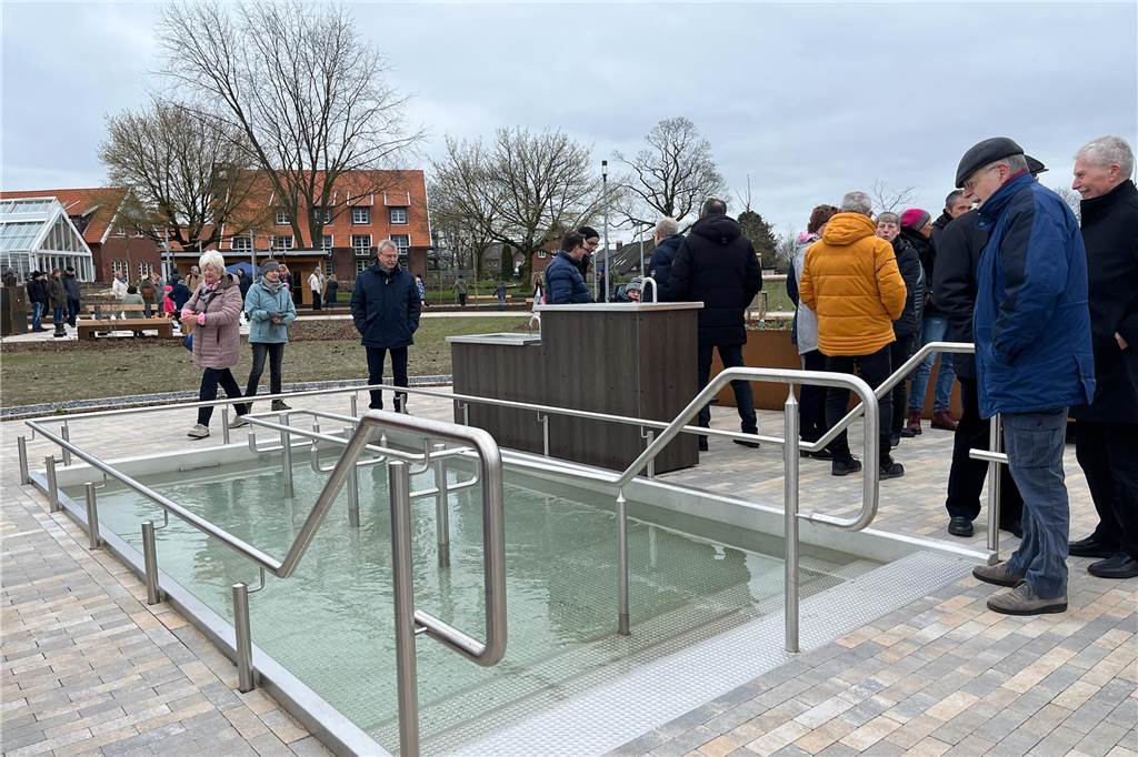 Neuer Bürgerpark in Raesfeld eröffnet: „War die richtige Entscheidung“ Ins Kneippbecken trauten sich aufgrund der kalten Temperaturen nur wenige Raesfelder.