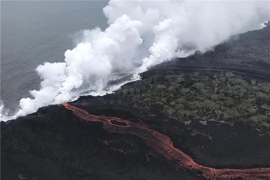 Reisen nach Hawaii trotz Vulkanausbruch weiterhin möglich Ins Meer fließende Lava des Vulkans Kilauea auf Hawaii. Foto: Uncredited/U.S. Geological Survey