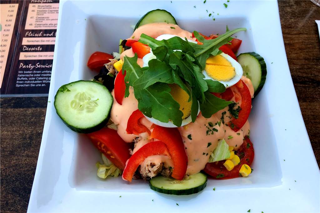 Jeckys in Wüllen ist die ehrliche wirklich gute kleine Pizzeria von nebenan Insalata Mista – Eisbergsalat, Paprika, Mais, Tomaten, Thunfisch, Ei
