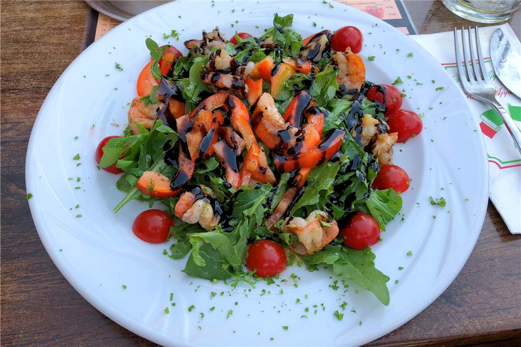 Jeckys in Wüllen ist die ehrliche wirklich gute kleine Pizzeria von nebenan Insalate Scampi – Rucola, Paprika, Gambas und Cherrytomaten