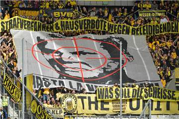 Insbesondere dieses Banner, das Dietmar Hopp in einem Fadenkreuz zeigt, sorgte am Samstag für Ärger.