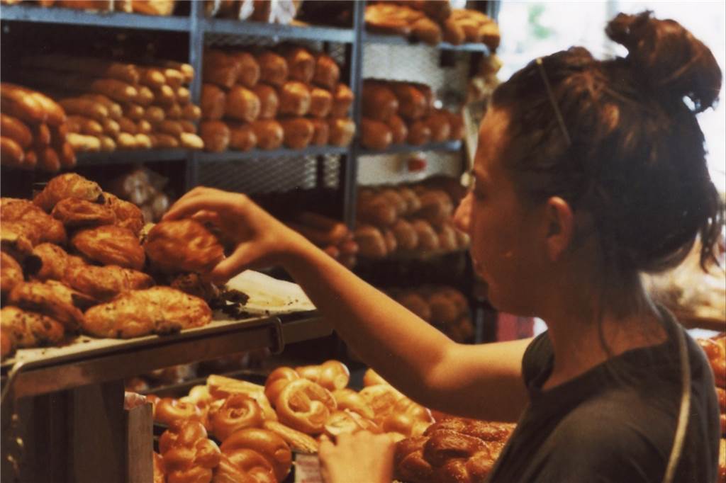 Einen Monat lang vegan und ohne Alkohol leben: Zwei Autorinnen, zwei Selbsttests Volontärin Jennifer Wachter in einer israelischen Bäckerei.