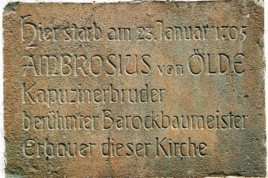 Baumeister war gezwungen, Kapuzinerkirche Werne ganz schlicht zu halten Inschrift an der Klosterkirche, die auf den Baumeister Ambrosius von Oelde verweist, der die Kirche zwischen 1677 und 1681 errichten ließ.